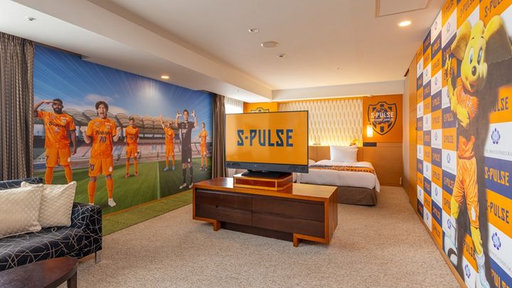 静岡のホテルにJリーグ名門の「コンセプトルーム」が誕生！まさに“オレンジ一色”…これがサッカーの街