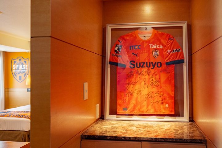 静岡のホテルにJリーグ名門の「コンセプトルーム」が誕生！まさに“オレンジ一色”…これがサッカーの街