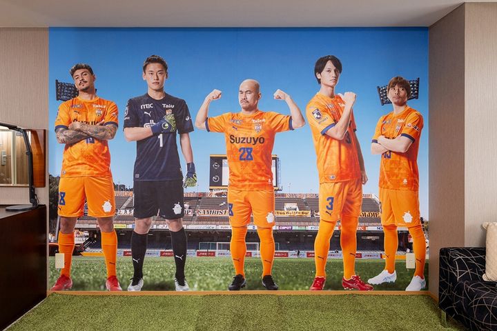 静岡のホテルにJリーグ名門の「コンセプトルーム」が誕生！まさに“オレンジ一色”…これがサッカーの街
