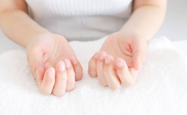 女性の手元のイメージ