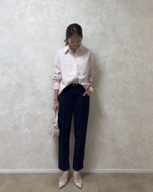ネイビーパンツでキレイめコーデ