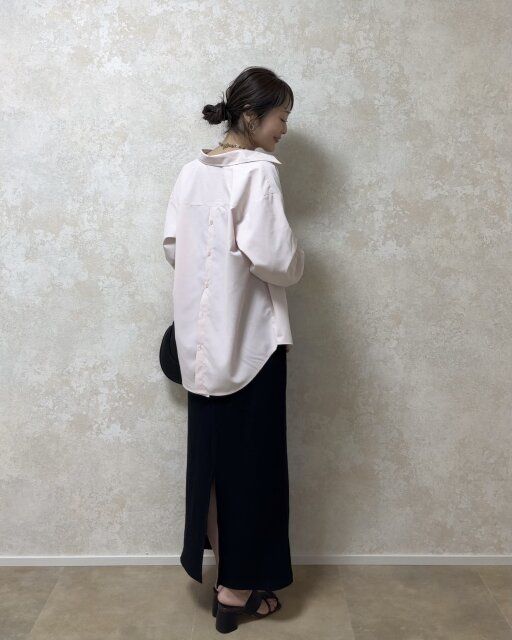 ワンピースで大人のリラックスコーデ 後ろから見た感じ