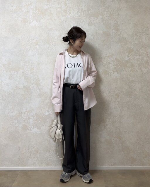 スラックスで大人カジュアルコーデ