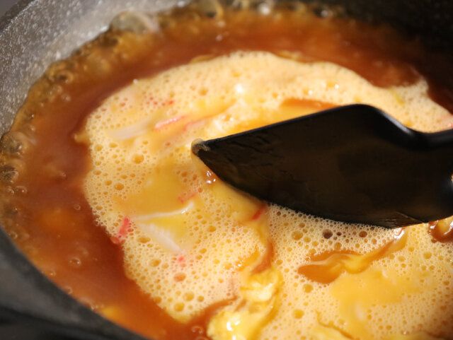 2回ほど、のの字を書くように卵液の部分をゆっくり混ぜる。