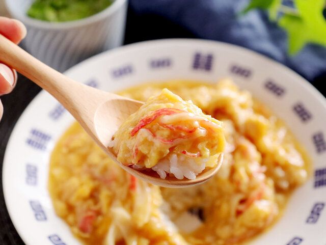 とろふわカニカマ天津飯 スプーンで掬う