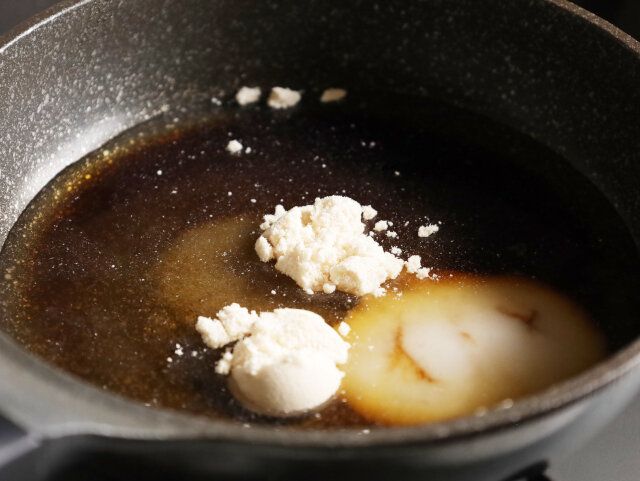 フライパンに水とAを入れたら、かき混ぜて火を点ける。