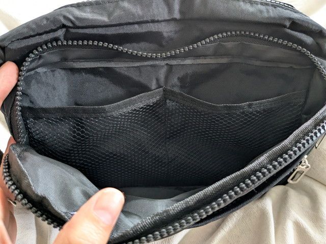 FUNZIONALEショルダーバッグ前面ポケット内のメッシュポケット