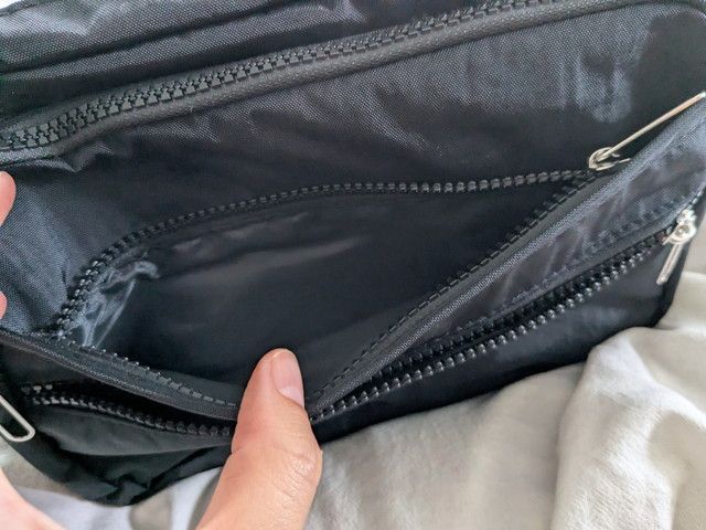 FUNZIONALEショルダーバッグ奥の前面ポケット