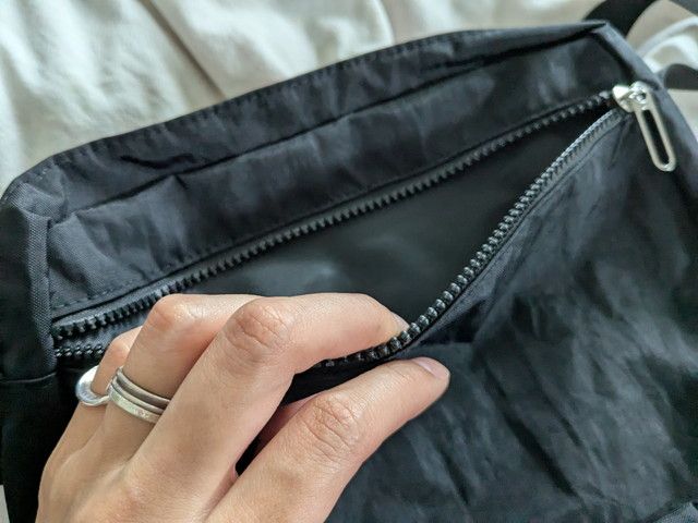 FUNZIONALEショルダーバッグ背面ポケット