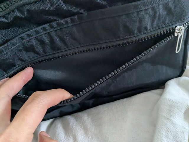 FUNZIONALEショルダーバッグ前面ポケット