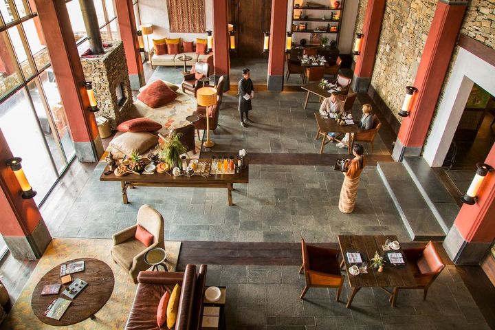 ロビーは手作りの木製家具、柔らかな色合いのテキスタイルなどで満たされた寛ぎの空間。Photo_ Ken Spence