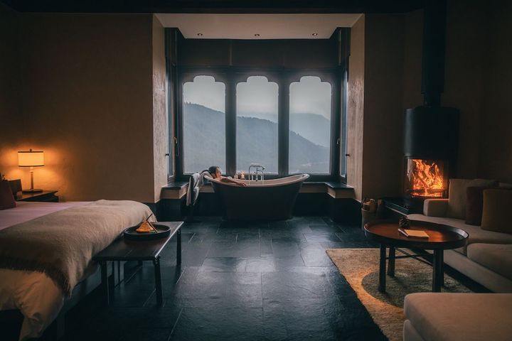 渓谷の絶景を見渡しながら、至福のバスタイム。Photo_ Ben Glassco