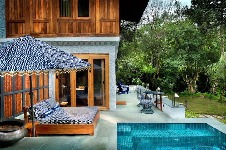 川沿いに佇むヴィラ「リバーハウス」。広々としたラウンジやプライベートプールを備える。