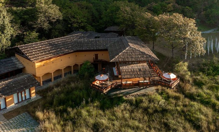 自然に溶け込む木造建築と、伝統文化を活かしながらエレガントにまとめたインテリアは、まさにビル・ベンズリーの独壇場。