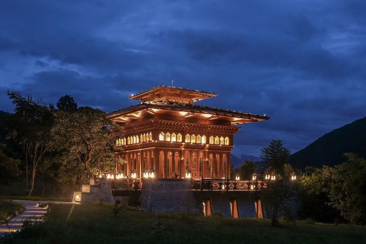 モチュ川の畔に建ち、厳かな雰囲気を醸し出す「ファイブネクターズバー」。360度のパノラマビューに魅了される。