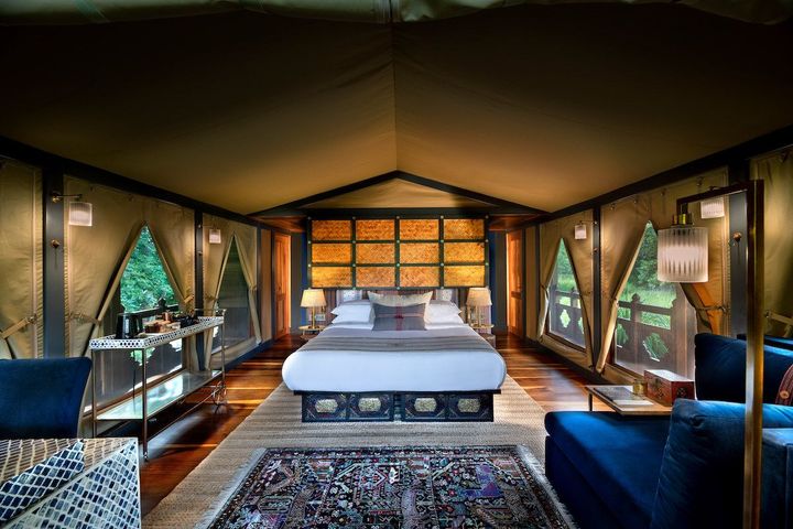 ブータン王国の国花、ブルーポピーの青をキーカラーにしたテントスイート。