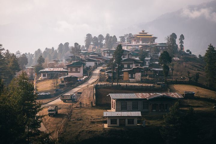 山頂の寺の意味を持つ「ガンテ僧院」は多くの修行僧が学ぶ歴史ある僧院。周囲には門前町が広がる。Photo_ Ben Glassco