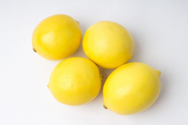 表面がツルツルした鮮やかな黄色のレモン