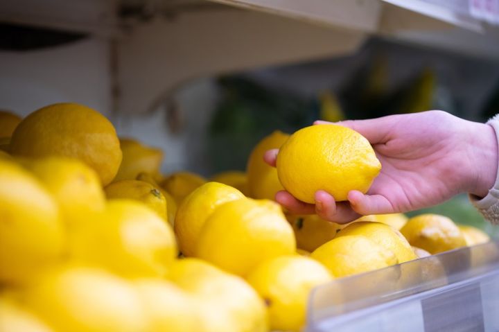 レモンを選ぶ買い物客の手