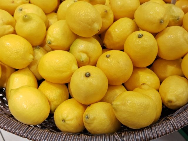 複数のレモンが並んでいる 緑のヘタ 茶色のヘタ