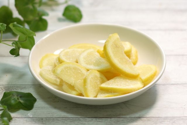 お皿に入った凍ったスライスレモン