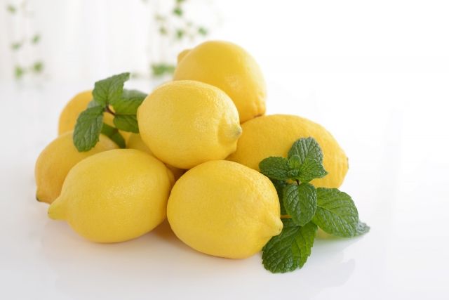 いくつか並んだレモンとミント