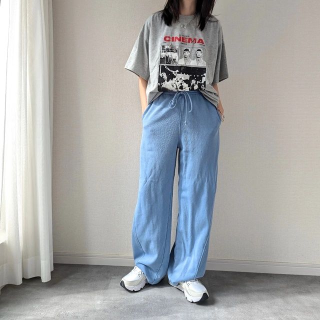 しまむらのグレーの「シネマTシャツ」×ウォッシュドスウェットバレルレッグパンツ