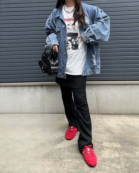 しまむらのホワイトの「シネマTシャツ」×リブ巻きスカートパンツ