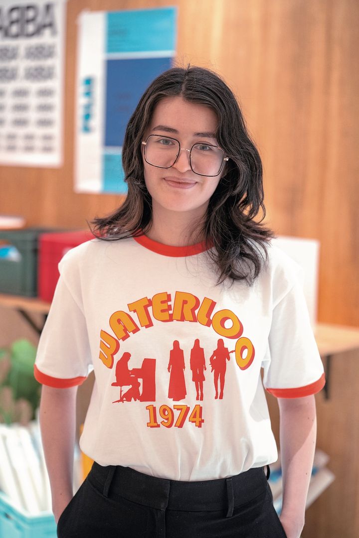 ヴィンテージ感が半端ない！ 70年代のポップアイコンABBAのTシャツが主役のコーデ！【番外編：スウェーデン】