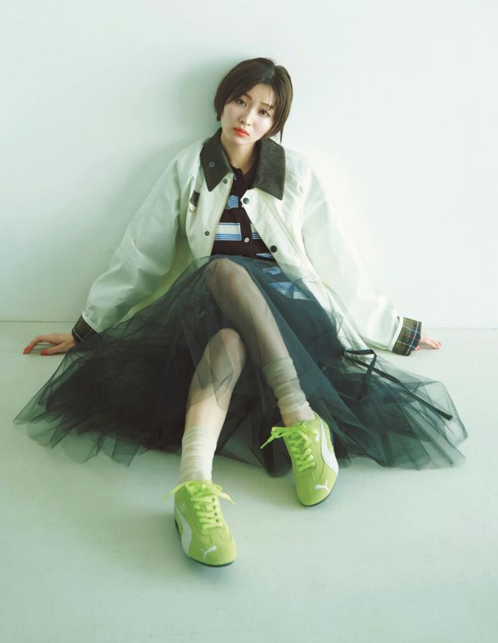 繊細なスカートにもなじむ出すぎないスニーカー