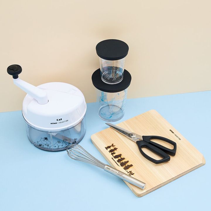 右から／シルエットがおしゃれなひのきのカッティングボード（縦23×横21×厚さ1.3㎝）¥5,500、刃体にリトルミイをあしらったキッチンばさみ ￥3,850 混ぜ合わせなどに重宝するスリムなウィスク¥1,650、高速回転で野菜のみじん切りがあっという間。水切り器付き。（直径16.5×高さ19.5㎝）￥6,050 フタ付きで便利な計量カップ 200mL ￥1,540、500mL ￥2,090／すべて貝印