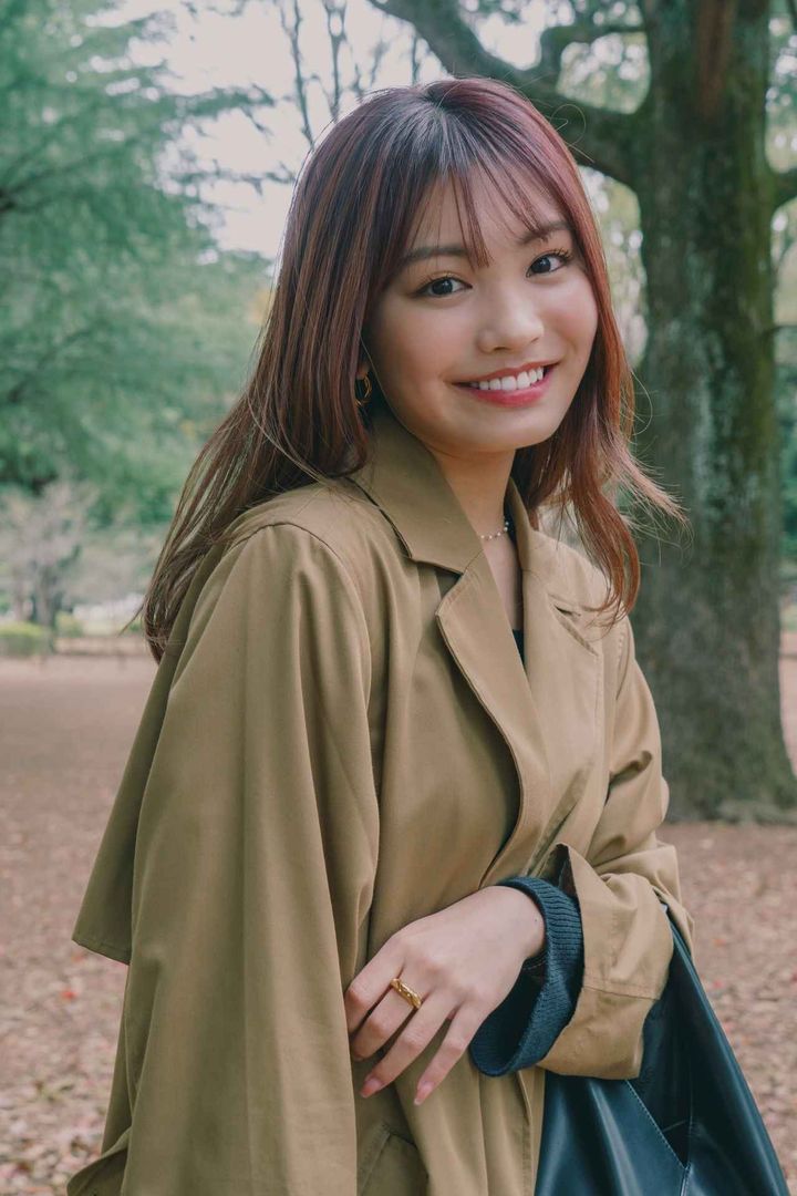 画像2: コートとスニーカーを合わせた、綺麗め×カジュアルコーデ