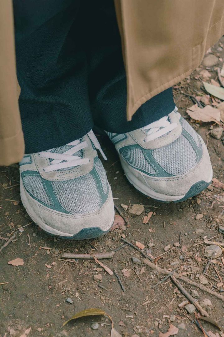 画像5: コートとスニーカーを合わせた、綺麗め×カジュアルコーデ