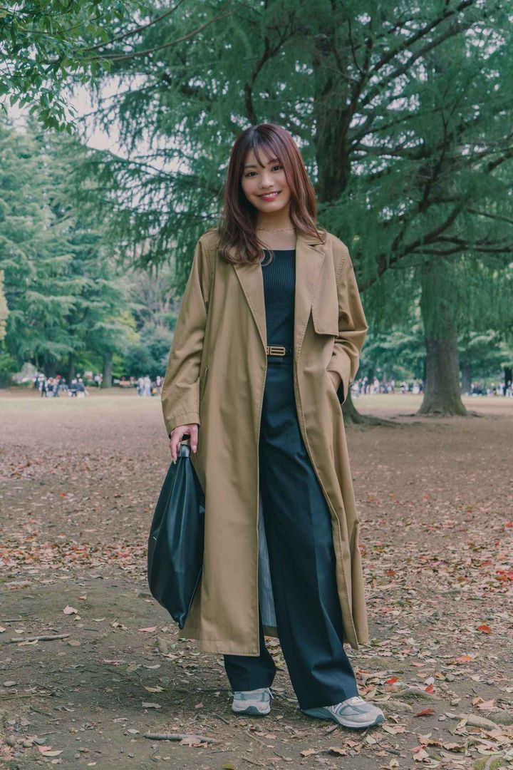 画像1: コートとスニーカーを合わせた、綺麗め×カジュアルコーデ