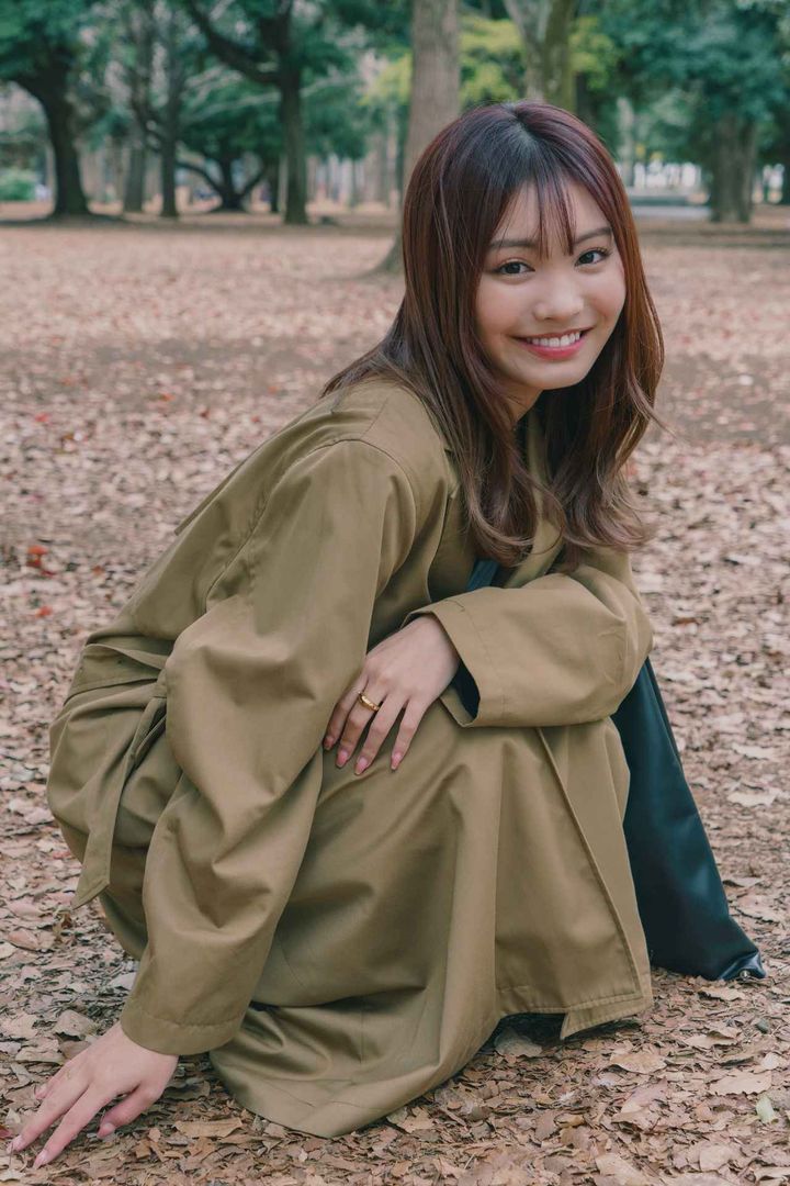 画像4: コートとスニーカーを合わせた、綺麗め×カジュアルコーデ