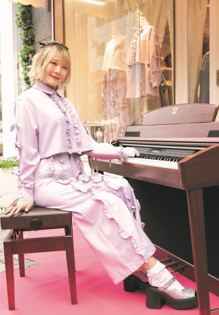 原宿のMILK前でピアノを弾くハラミちゃん