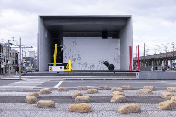 香川県「丸亀市猪熊弦一郎現代美術館（MIMOCA）」で、猪熊さんの作品と現代アートを鑑賞