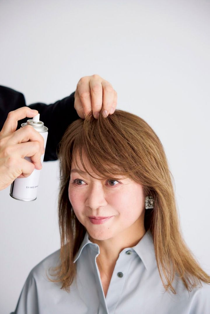 【3】ハードスプレーでトップの膨らみをキープ