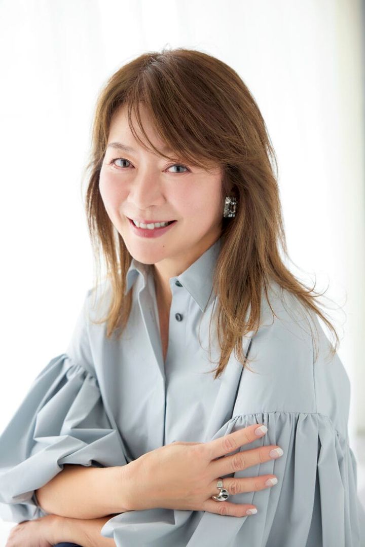 ブラウス¥29,700／ル フィル（ル フィル ニュウマン新宿店）、イヤリング¥15,400／イリスフォーセブン（フーブス）