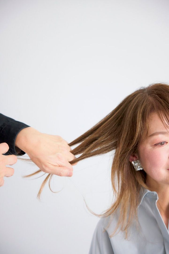 【4】ヘアオイルで毛先1/3をしっとりコーティング