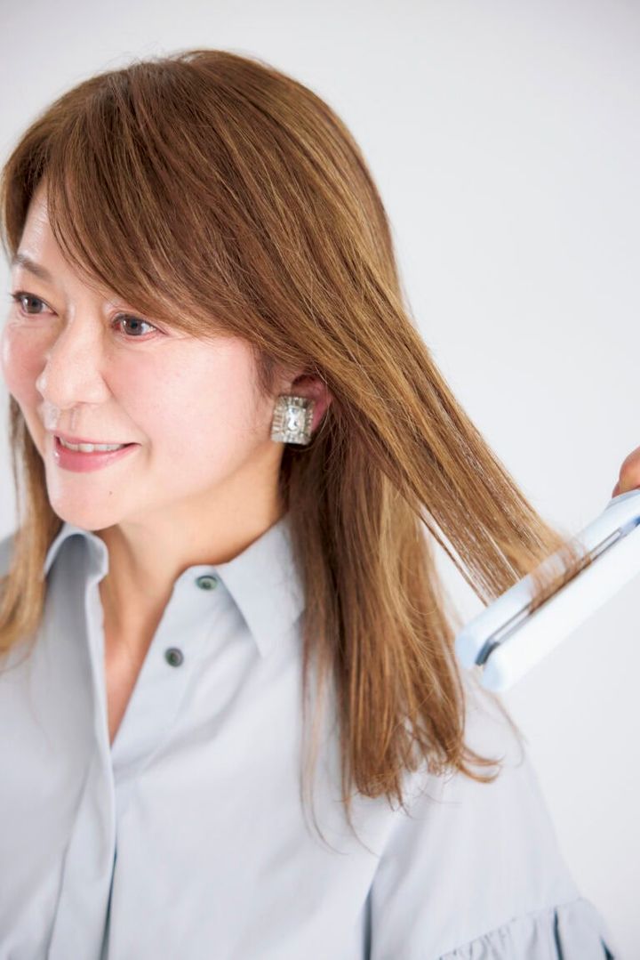 【2】毛先から1/3をアイロンで外ハネに