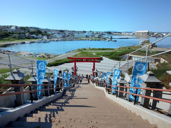 階段を上がった場所からは港町を眺めることができる