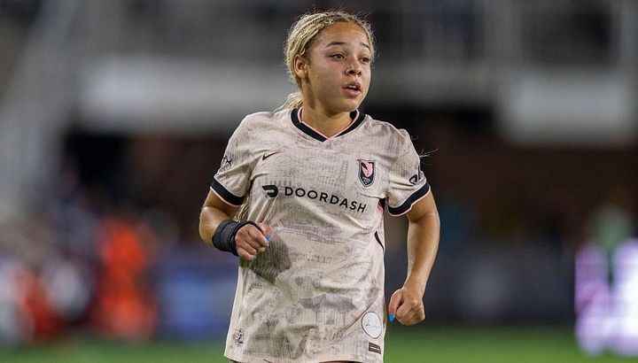 女子選手が試合中に突然倒れる…『試合続行』の判断に批判