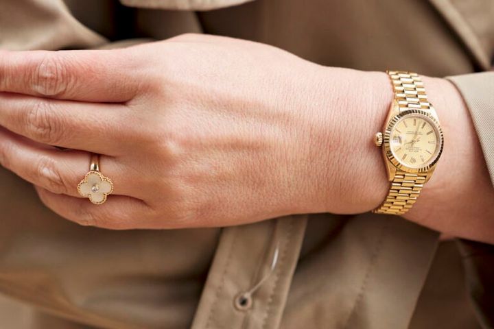 手元はハイブランドのゴールド小物を投入。時計はロレックス。指輪はヴァンクリーフ＆アーペル。