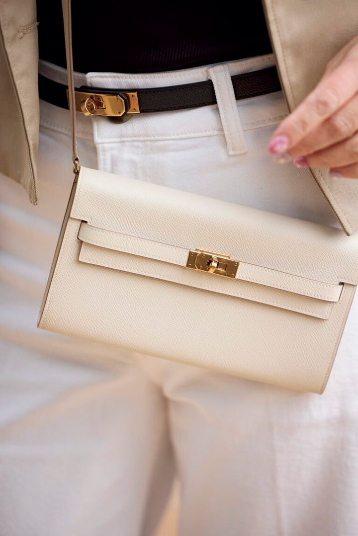 カジュアルな着こなしをクラスアップしているのがエルメスのミニバッグ。アクセサリー代わりになるサイズ感。