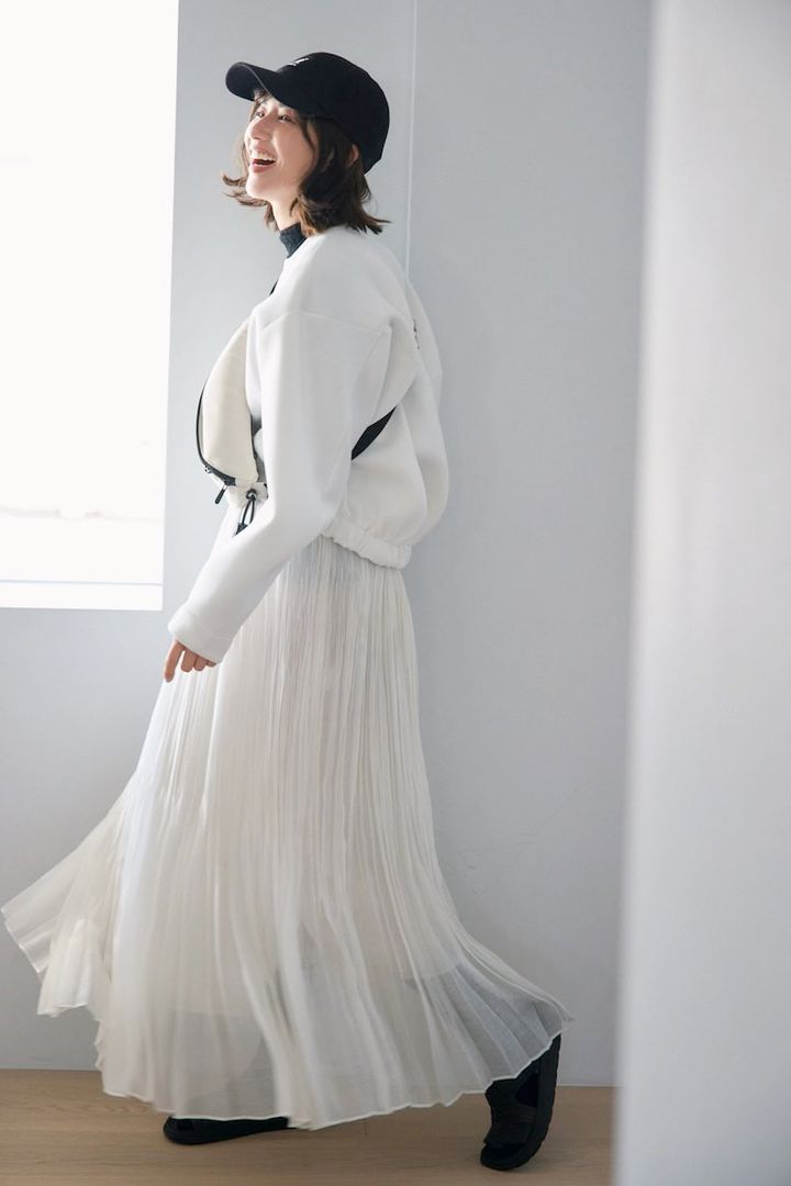 プリーツスカート×スポーティ小物のコーデ