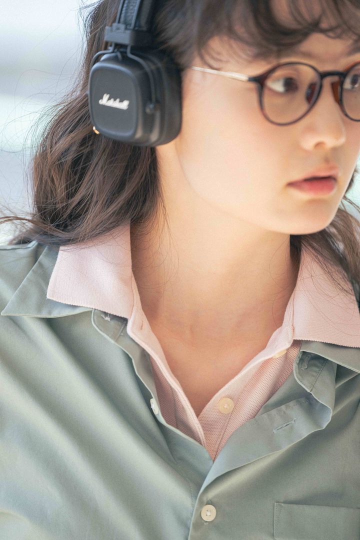 シャツ×デニムコーデ2選。季節の変わり目に出番が増えるシャツをもっとおしゃれに【FUDGE FRIEND おしゃれさんの毎日コーディネート｜USAMI】