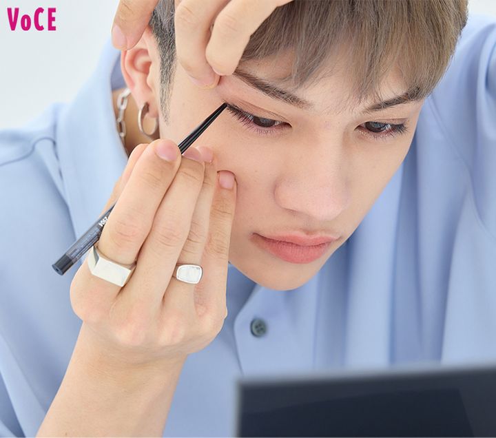 光を受けてキラッ！ 夏にもぴったりなメイクのアクセントに