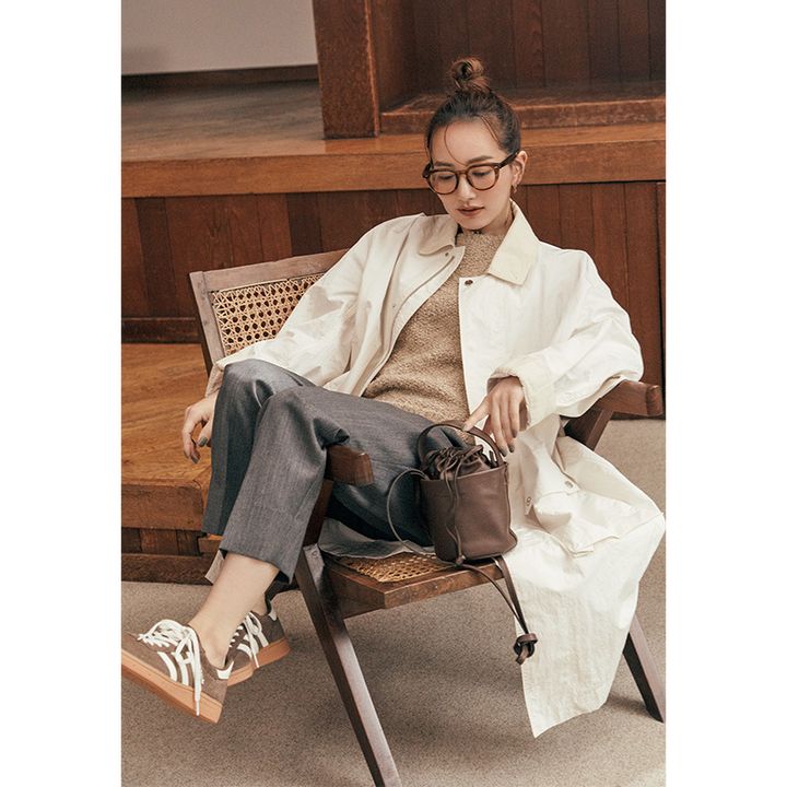 グレーのパンツにはブラウンスニーカーで今っぽさをプラス