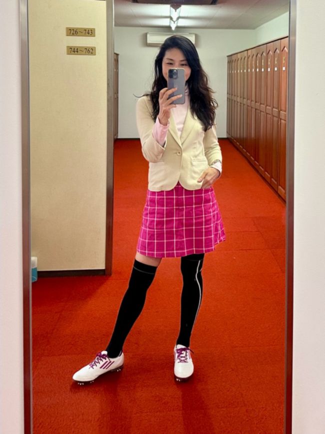 桜井智子さんのジャケット＋スポーツウェアコーデ